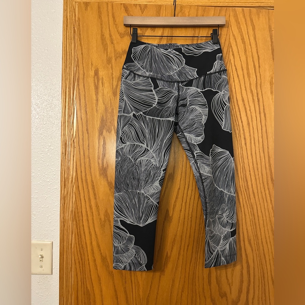 The North Face Motivation High Rise Crop Leggings - Size M